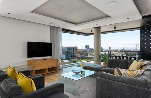 Cape Town City Centre Apartment | Luxe Penthouse - Private Entertainment Area