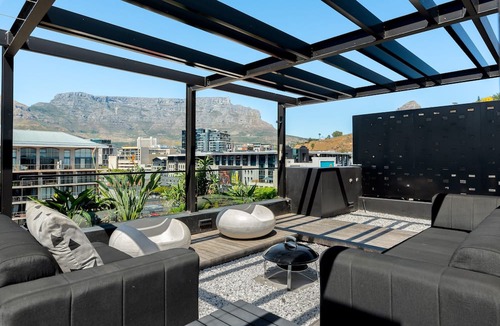 Cape Town City Centre Apartment | Luxe Penthouse - Private Entertainment Area