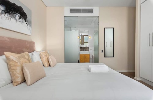 Cape Town City Centre Apartment | Modern & Open 2BR with Table Mountain & Lions Head Views