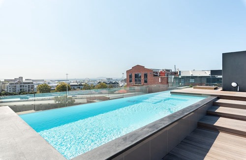 Cape Town City Centre Apartment | Luxury in De Waterkant: Panoramic Mountain Views