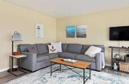 Greenbank House | Beautiful Whidbey Island Waterfront 2 Bedroom, 2 Bath home, Sleeps 6, direct beach access