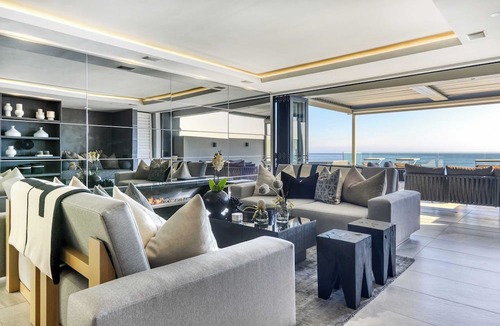 Camps Bay Apartment | 3 min to Beach, Camps Bay -Barley Beach Luxury Penthouse