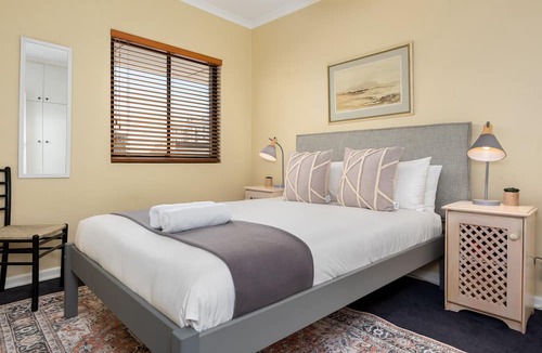 Three Anchor Bay Apartment | Newly Refurbished Apartment| Wifi | Netflix | DSTV
