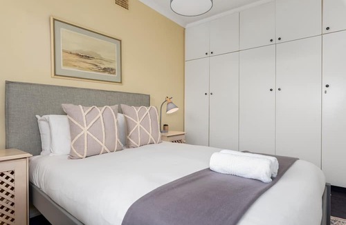Three Anchor Bay Apartment | Newly Refurbished Apartment| Wifi | Netflix | DSTV