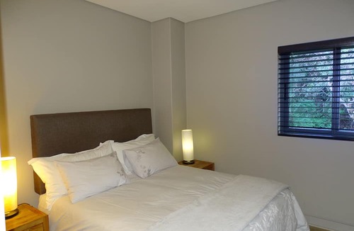 Scott Estate Apartment | Light&Bright top floor Apartment, a minute's walk to the beach!