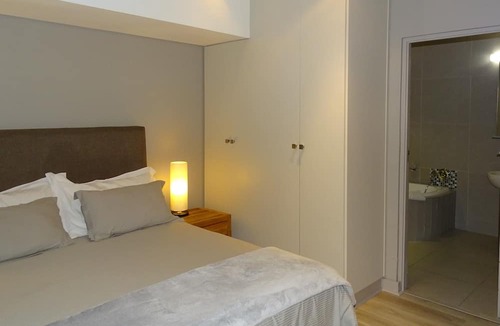Scott Estate Apartment | Light&Bright top floor Apartment, a minute's walk to the beach!
