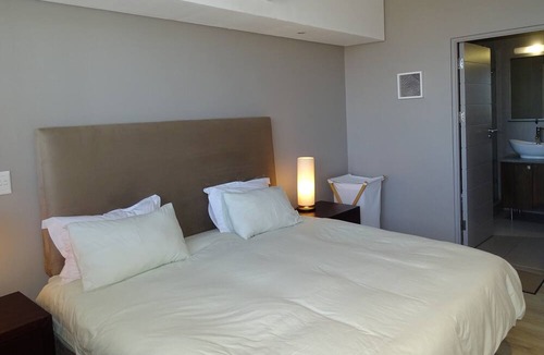 Scott Estate Apartment | Light&Bright top floor Apartment, a minute's walk to the beach!
