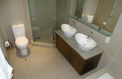Scott Estate Apartment | Light&Bright top floor Hout Bay Apartment, a minute's walk to the beach!