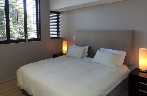 Scott Estate Apartment | Light&Bright top floor Apartment, a minute's walk to the beach!