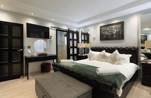 Bloubergstrand Apartment | Beachfront Luxury 1,400 Sq Ft, Workspace, Air Con & Table Mountain Views