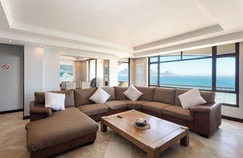 Bloubergstrand Apartment | Beachfront Luxury 1,400 Sq Ft, Workspace, Air Con & Table Mountain Views