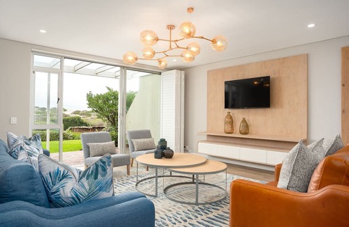 Bloubergstrand Apartment | Stylish 3 Bedroom Apartment on Dolphin Beach