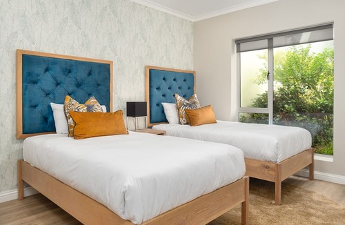 Bloubergstrand Apartment | Stylish 3 Bedroom Apartment on Dolphin Beach