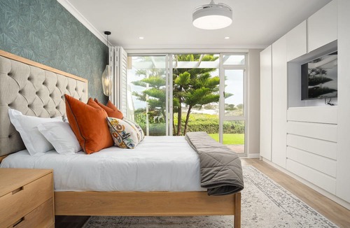 Bloubergstrand Apartment | Stylish 3 Bedroom Apartment on Dolphin Beach