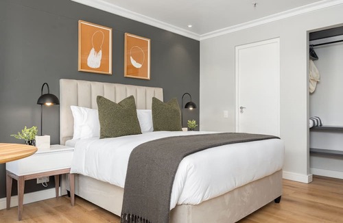 Green Point Apartment | Point Break | Sleek Studio | Mountain Views