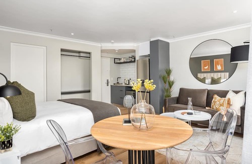 Green Point Apartment | Point Break | Sleek Studio | Mountain Views