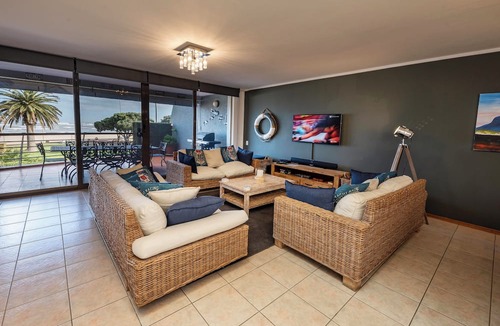 Gordons Bay Central Apartment | 'Beach2Anchor'-Central Beachfront 5 bedroom Condo with Sea View enclosed Jacuzzi