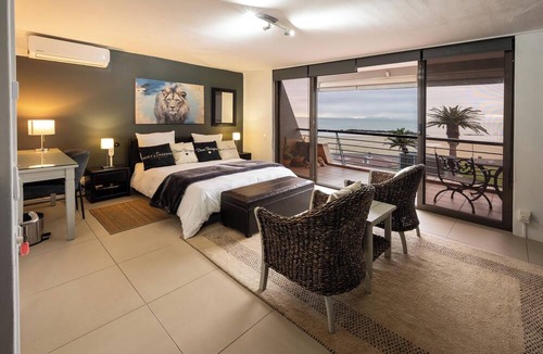 Gordons Bay Central Apartment | 'Beach2Anchor'-Central Beachfront 5 bedroom Condo with Sea View enclosed Jacuzzi