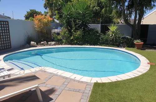 Plumstead House | Holiday home in Constantia with heated swimming pool