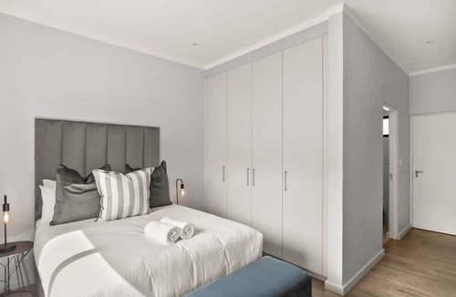Greater Johannesburg Metropolitan Area Apartment | Luxury | Brand New | 2 Bed | Rosebank