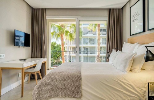 Victoria and Alfred Waterfront Apartment | Modern Waterfront Apartment w Canal Views Gulmarn 201