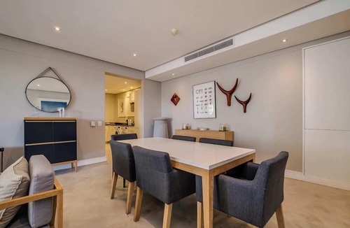 Victoria and Alfred Waterfront Apartment | Modern Waterfront Apartment w Canal Views Gulmarn 201