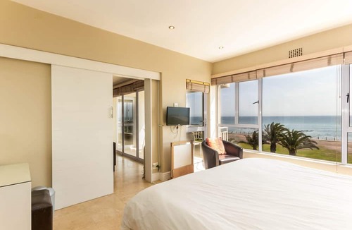 Mouille Point Apartment | Third floor sea facing 2 bedroom apartment with balcony