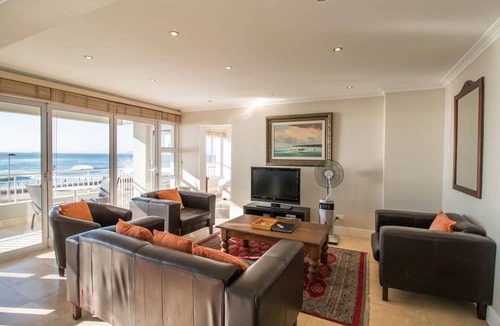 Mouille Point Apartment | Third floor sea facing 2 bedroom apartment with balcony