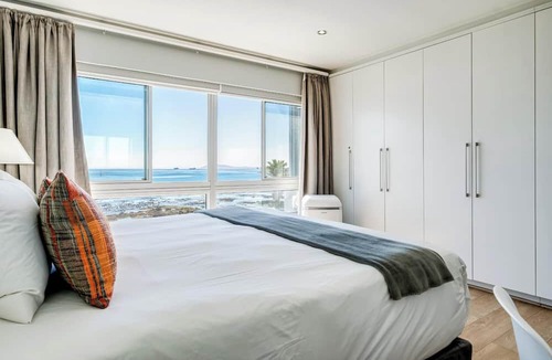 Mouille Point Apartment | Beautiful Apartment walking Distance to the Ocean (Atlantic Views)