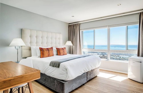 Mouille Point Apartment | Beautiful Apartment walking Distance to the Ocean (Atlantic Views)