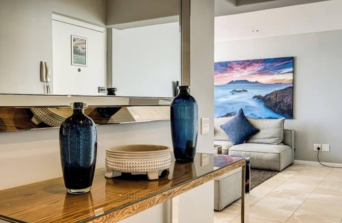 Mouille Point Apartment | Beautiful Apartment walking Distance to the Ocean (Atlantic Views)