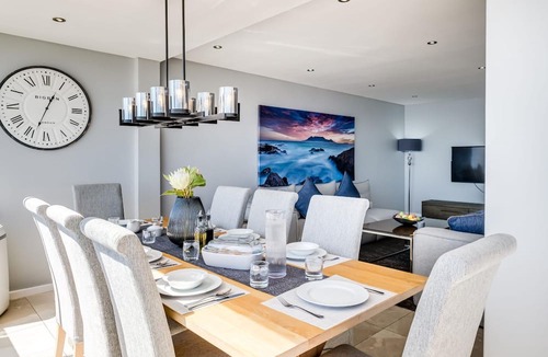 Mouille Point Apartment | Beautiful Apartment walking Distance to the Ocean (Atlantic Views)