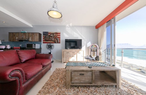 Bloubergstrand Apartment | Luxury Unit with iconic breathtaking views of Table Mountain & Robben island.
