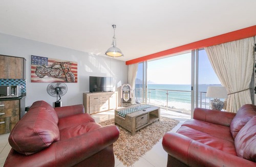 Bloubergstrand Apartment | Luxury Unit with iconic breathtaking views of Table Mountain & Robben island.