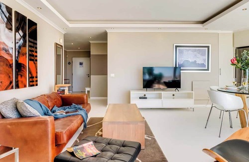 Camps Bay Apartment | Secure Holiday Apartment w Private Pool Calico