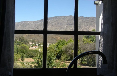 Barrydale Apartment | Spacious, full kitchen, large garden. Mountain view. Family friendly. Netflix.