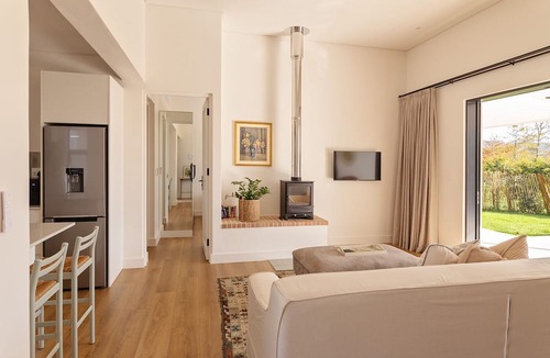 Paarl Apartment | Charming One Bed cottage in the heart of the Winelands with pool.