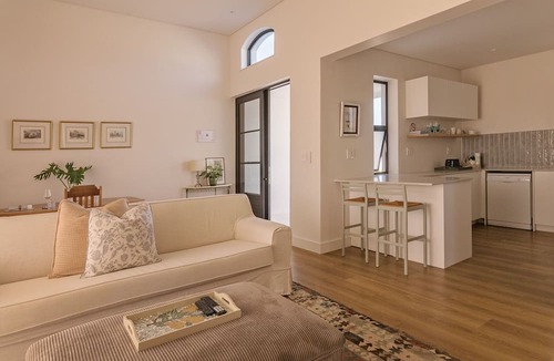 Paarl Apartment | Charming One Bed cottage in the heart of the Winelands with pool.