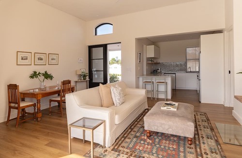 Paarl Apartment | Charming One Bed cottage in the heart of the Winelands with pool.