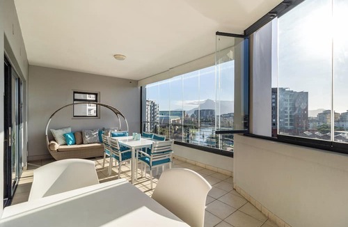 Century City Apartment | Skyline Serenity: Knightsbridge