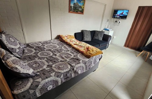 Greater Johannesburg Metropolitan Area Cabin | Serene 12-bedroom lodge in Johannesburg perfect for group getaways