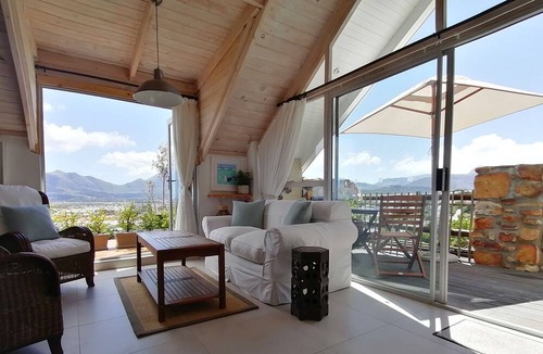 Capri Apartment | African Violet Guest Suites