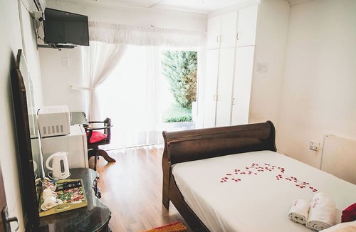Komani Bed & Breakfast | We are a modern,upmarket,spacious,AA Recommended. 3 star accommodation.