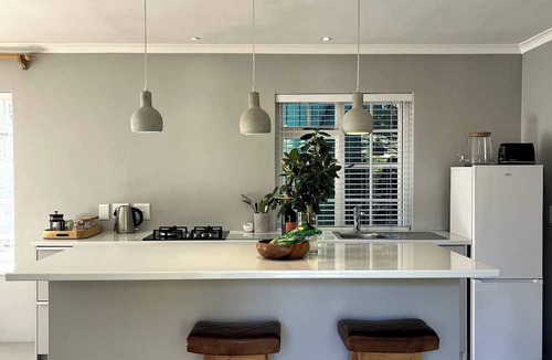 Kalk Bay House | Spacious, Modern Cottage between Mountains and Sea