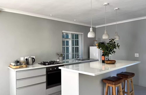 Kalk Bay House | Spacious, Modern Cottage between Mountains and Sea