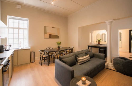Green Point Apartment | Spacious 4-bedroom apartment in peaceful Cape Town with AC