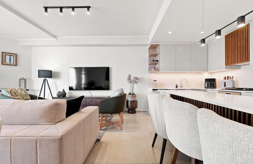 Umhlanga Ridge Apartment | Luxury 3 Bed Apartment |Balcony, Pool and Gym