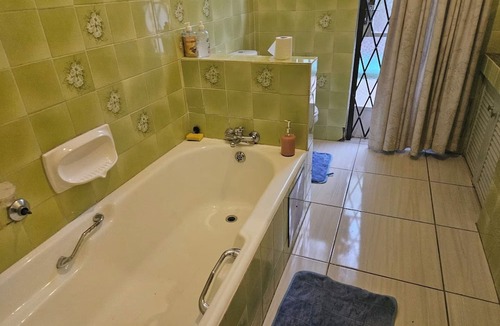 Greater Johannesburg Metropolitan Area House | Peaceful 3-bedroom house in charming Randburg neighborhood