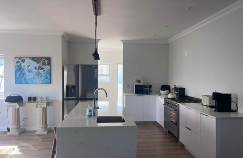 Onrus House | Gorgeous 4-bedroom house in charming Onrusrivier perfect for families.