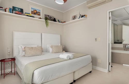 Cape Town City Centre Apartment | Stunning Views From De Waterkant Apartment